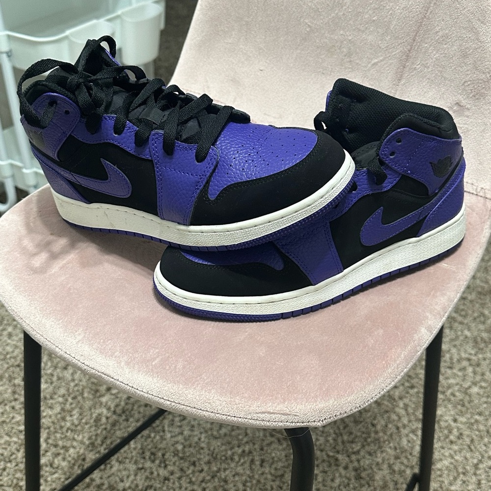 Jordan Retro 1! Worn twice 💜